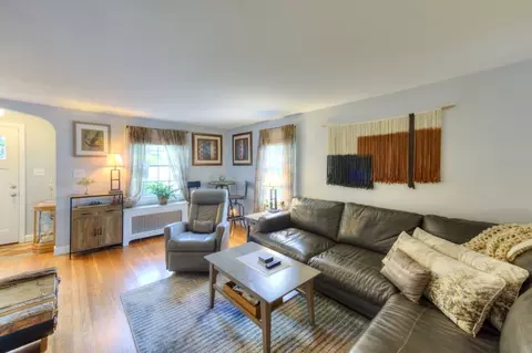 Living - 6 Stoneleigh Rd, Worcester, MA 01606 photo 4 of 6