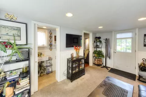 Entry Way - 6 Stoneleigh Rd, Worcester, MA 01606 photo 2 of 3