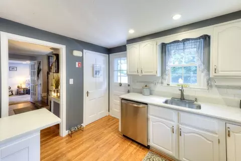 Entry Way - 6 Stoneleigh Rd, Worcester, MA 01606 photo 1 of 3
