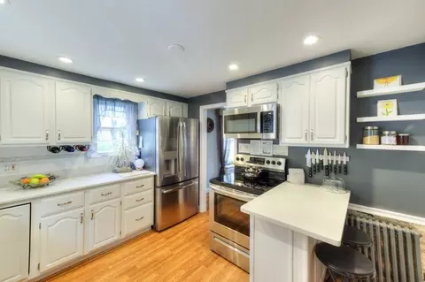 Kitchen - 6 Stoneleigh Rd, Worcester, MA 01606 photo 2 of 3