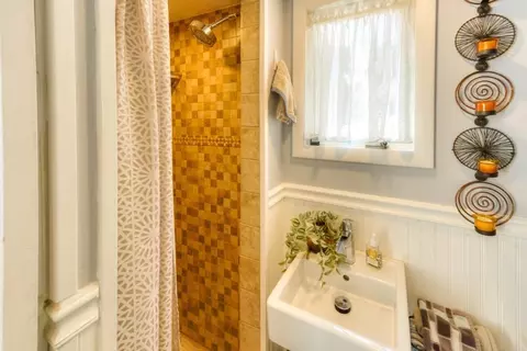 Bath - 6 Stoneleigh Rd, Worcester, MA 01606 photo 2 of 4