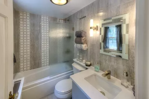 Bath - 6 Stoneleigh Rd, Worcester, MA 01606 photo 3 of 4