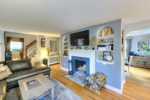Living - 6 Stoneleigh Rd, Worcester, MA 01606 photo 3 of 6