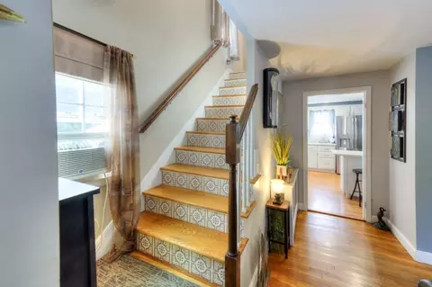 Entry Way - 6 Stoneleigh Rd, Worcester, MA 01606 photo 3 of 3