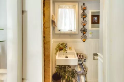 Bath - 6 Stoneleigh Rd, Worcester, MA 01606 photo 1 of 4