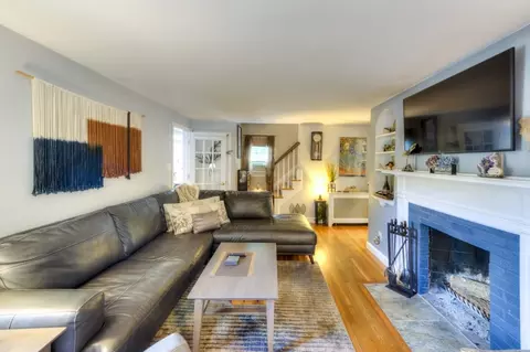 Living - 6 Stoneleigh Rd, Worcester, MA 01606 photo 2 of 6