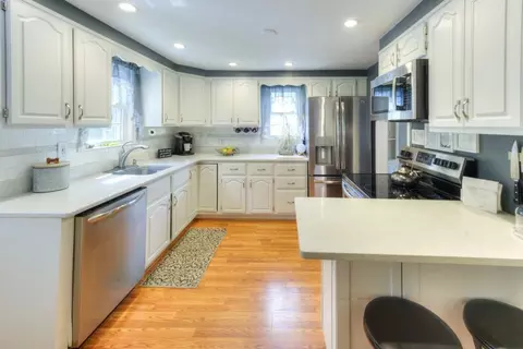 Kitchen - 6 Stoneleigh Rd, Worcester, MA 01606 photo 3 of 3