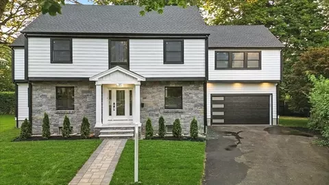 22 Bonmar Cir, Newton, MA 02466