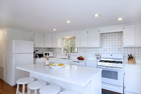 386 Mashpee Neck Rd, Mashpee, MA 02649 photo 10
