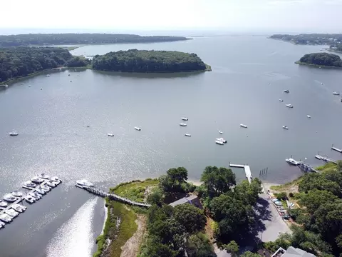 386 Mashpee Neck Rd, Mashpee, MA 02649