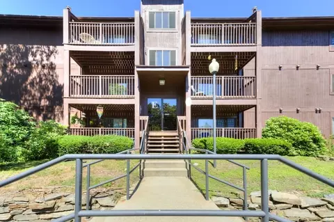 340 Sunderland Rd #BLD. E U.42, Worcester, MA 01604