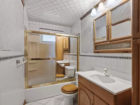 Bath - 27 Old Jacobs Rd, Georgetown, MA 01833 photo 1 of 1