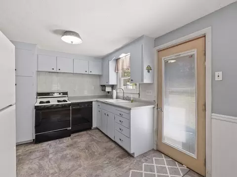 Kitchen - 27 Old Jacobs Rd, Georgetown, MA 01833 photo 2 of 3