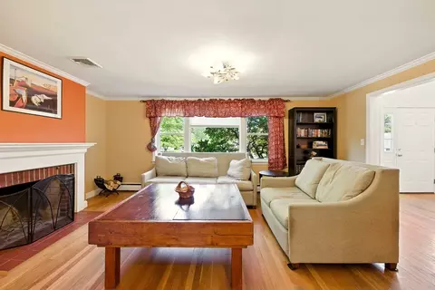 Living - 33 Highgate Rd, Framingham, MA 01701 photo 2 of 3
