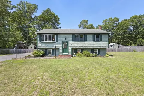 8 Cornish St, Carver, MA 02330