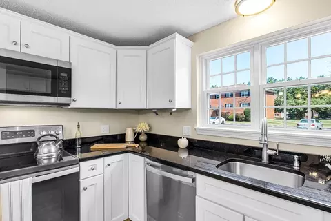 33 Maple Crest Cir #D, Holyoke, MA 01040