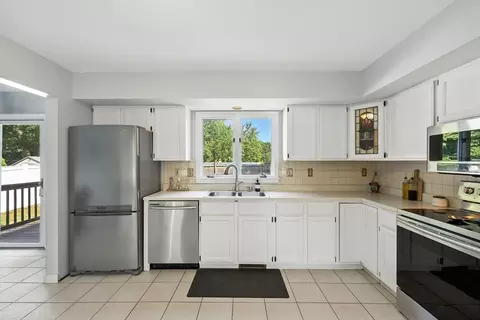 79 Stephanie Cir, Springfield, MA 01129 photo 9
