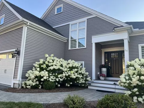 54 Rockwood Ln #54, Upton, MA 01568