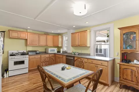 40 Cherry St, Danvers, MA 01923 photo 2