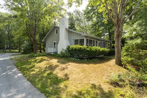 8 Captains Ln, Mattapoisett, MA 02739
