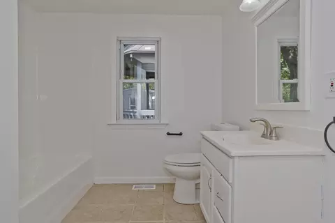 Bath - 84 N Brook Rd, Springfield, MA 01119 photo 3 of 4