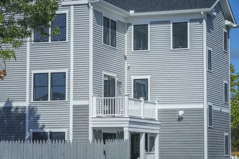 49 Center St, Hyannis, MA 02601