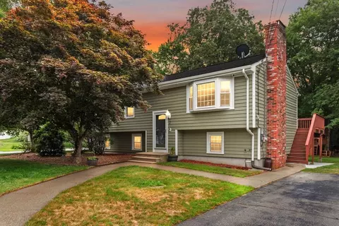 2 Glen Eagle Cir, Attleboro, MA 02703