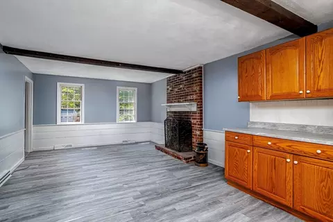 Living - 28 Beech St, Townsend, MA 01469 photo 3 of 9