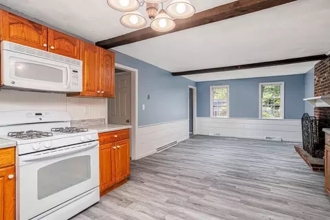 Living - 28 Beech St, Townsend, MA 01469 photo 2 of 9