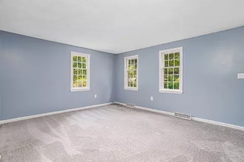 Living - 28 Beech St, Townsend, MA 01469 photo 8 of 9
