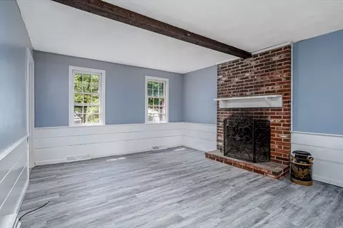 Living - 28 Beech St, Townsend, MA 01469 photo 4 of 9