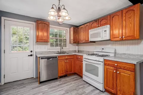 Kitchen - 28 Beech St, Townsend, MA 01469 photo 3 of 3