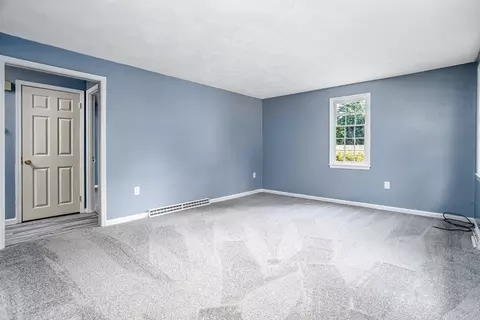 Living - 28 Beech St, Townsend, MA 01469 photo 6 of 9