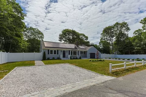 28 Vandermint Ln, Barnstable, MA 02601
