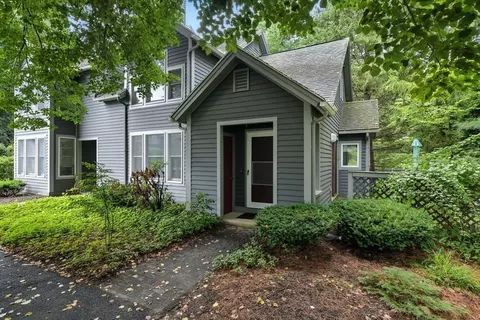 5 Amity Pl #5, Amherst, MA 01002