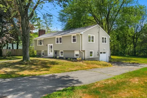 Exterior - 2 Mark St, Manchester, MA 01944 photo 3 of 10