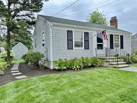 16 Lorree Ln, Dennis, MA 02639