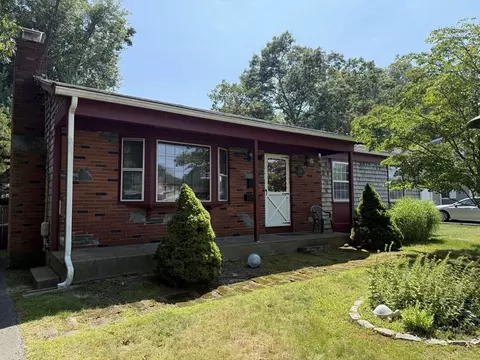 67 Ivy Rd, New Bedford, MA 02745