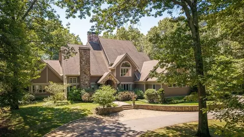 30 Autumn Ln, Hamilton, MA 01982