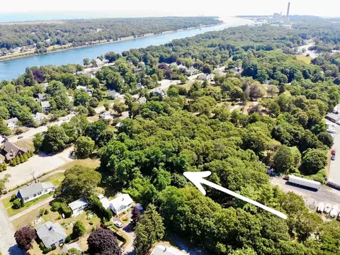 51 Commonwealth Ave, Bourne, MA 02532