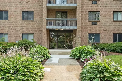 65 Commons Dr #410, Shrewsbury, MA 01545