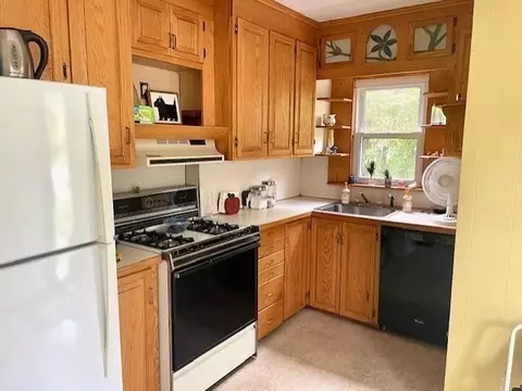 95 Tiffany St, Springfield, MA 01108 photo 2