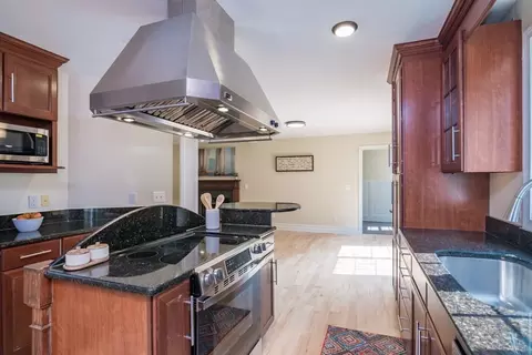 958 E Pleasant St, Amherst, MA 01002 photo 14