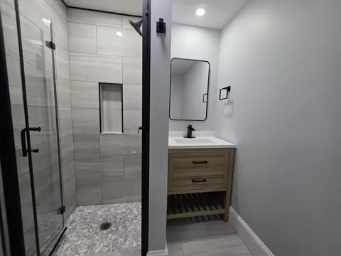 Bath - 61 Poplar St, Danvers, MA 01923 photo 3 of 3