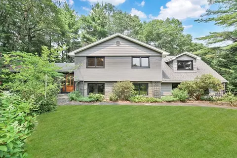 8 Fox Hill Dr, Wilbraham, MA 01095