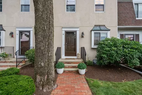 10 Denmark Ln #10, Needham, MA 02492