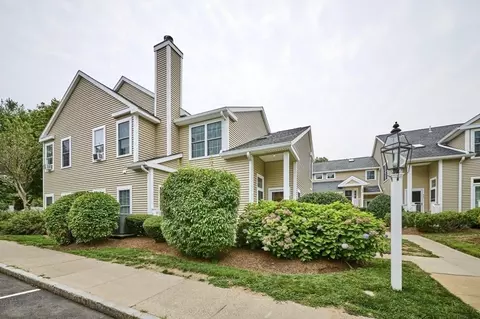 40 Bradford Commons Ln #40, Braintree, MA 02184