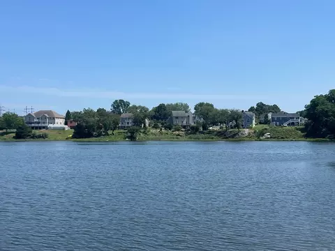 22 Eisenhower Rd, Swansea, MA 02777