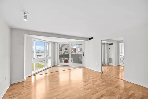 Living - 1 Commodore Ct #305, Hull, MA 02045 photo 1 of 2