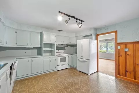 Kitchen - 41 Summit Ave, Gardner, MA 01440 photo 3 of 6